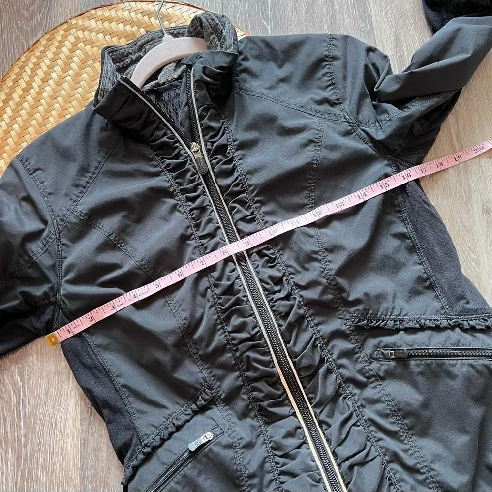 Lululemon back on Track‎ jacket Women’s Size 6